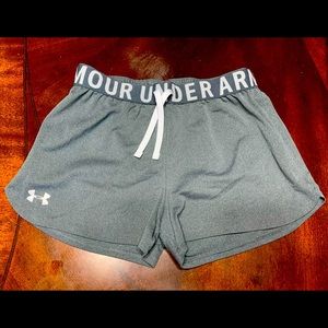 Under Armour Loose Heat Gear shorts YXL  LIKE NEW